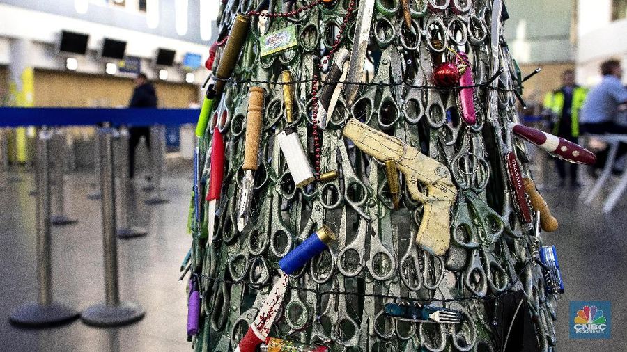 Pohon Natal itu terlihat disusun dari berbagai barang sitaan yang berhasil diamankan dari pos pemeriksaan di Bandara Vilnius, Lithuania.