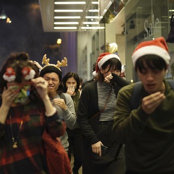 Kala Bentrok Rusak Kesucian Malam Natal di Hong Kong