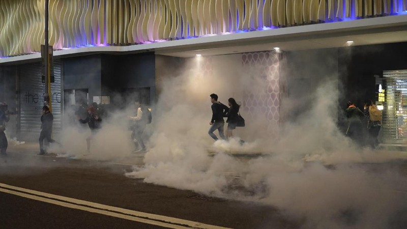 Demo berujung bentrok kembali di Hong Kong. Massa berdemo di pusat perbelanjaan dan ditembaki gas air mata oleh polisi.