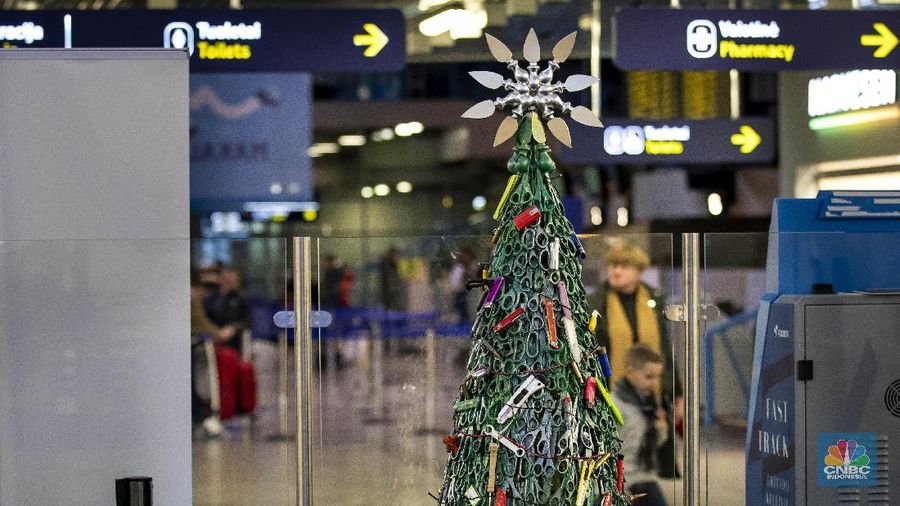 Pohon Natal itu terlihat disusun dari berbagai barang sitaan yang berhasil diamankan dari pos pemeriksaan di Bandara Vilnius, Lithuania.