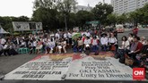 Dalam perayaan itu para jemaat meminta pemerintah mengambil langkah konkret agar pembangunan gereja jemaat di dua kota tersebut dapat dilanjutkan dan dipakai untuk beribadah. (CNN Indonesia/Adhi Wicaksono)