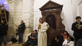 Seorang penyembah Sco-Palestina menghadiri Misa Natal di gereja di Betlehem, Tepi Barat pada Rabu (25/12). (Mussa Qawasma/Pool Photo via AP)