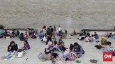 Untuk beli tiket masuk naik ke puncak Monas pengunjung diwajibkan membeli kartu elektronik dengan harga beragam, mulai Rp30 ribu dengan saldo Rp20 ribu. (CNN Indonesia/Adhi Wicaksono)