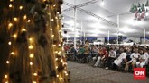 Pantauan CNNIndonesia.com, jemaat terlihat memenuhi area dalam dan luar Gereja. Di bagian halaman, jemaat tampak duduk rapi di kursi-kursi yang telah disediakan. (CNN Indonesia/Andry Novelino)
