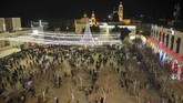 Turis dan peziarah mengunjungi Manger Square di luar gereja di Tepi Barat. (HAZEM BADER / AFP)