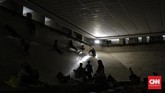 Tak hanya itu, kawasan Monas juga bisa digunakan untuk berolahraga, seperti lari, bulu tangkis, maupun main voli, karena salah satu lapangan olahraga yang disediakan di Monas adalah lapangan voli. (CNN Indonesia/Adhi Wicaksono)