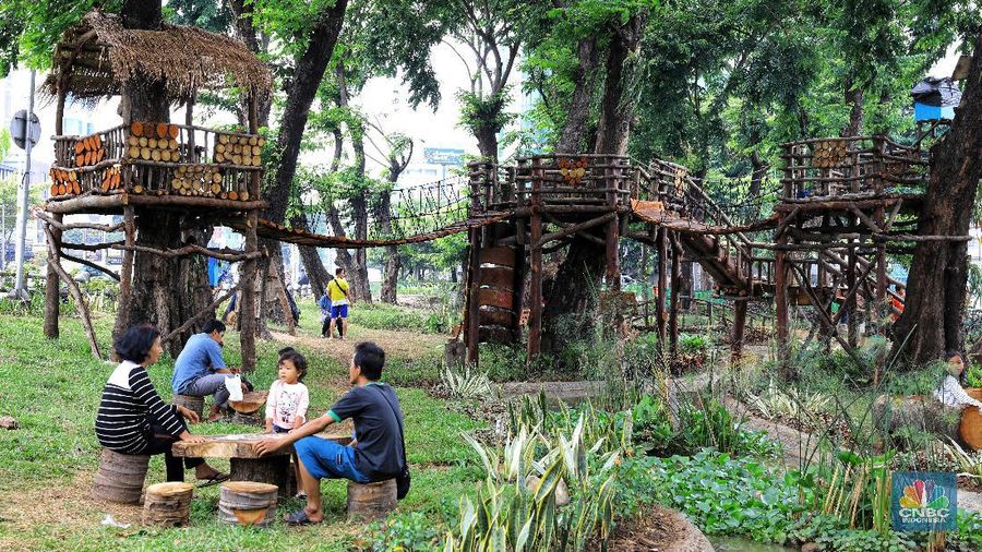 Taman Tomang Rawa Kepa, Jakarta, memberikan fasilitas yang lengkap bagi anak-anak yang bermain di sana.
