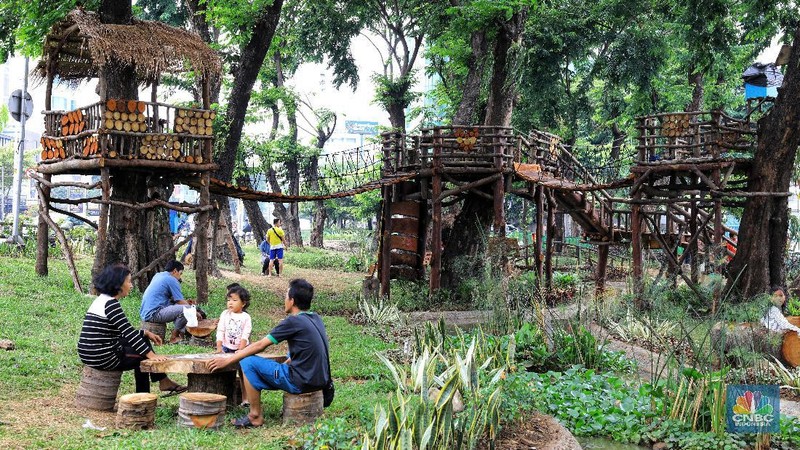 Taman Tomang Rawa Kepa, Jakarta, memberikan fasilitas yang lengkap bagi anak-anak yang bermain di sana.