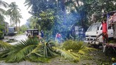 Kendati kecepatan angin mulai melemah, namun topan Phanfone tercatat memicu kerusakan seperti halnya topan Haiyan yang terjadi pada 2013. Kala itu tercatat lebih dari 7.300 orang tewas. (Photo by ALREN BERONIO / AFP)