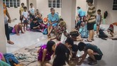 Sejumlah penerbangan dan pelayaran ditunda akibat topan tersebut. Hal itu membuat banyak calon penumpang gagal berangkat menuju kampung halaman mereka untuk merayakan Natal. (Photo by ALREN BERONIO / AFP)