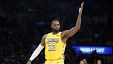 LeBron James jadi pencetak angka terbanyak Lakers dengan catatan 25 poin. Namun ia tak mampu menolong Lakers tampil konsisten di dua kuarter akhir. (AP Photo/Ringo H.W. Chiu)