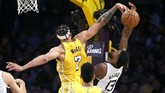 LA Lakers tampil bagus di paruh awal pertandingan dan memimpin 63-51 pada akhir kuarter kedua. (AP Photo/Ringo H.W. Chiu)