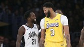 Anthony Davis (kanan) berbicara dengan Patrick Beverley (21) pada jeda pertandingan. (AP Photo/Ringo H.W. Chiu)
