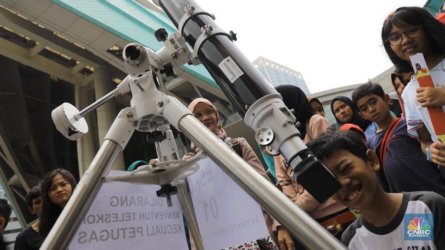 Menikmati Gerhana Matahari Cincin di Planetarium (CNBC Indonesia/Andrean Kristianto)