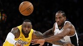 Duel dua klub Los Angeles ini juga jadi duel antara dua pemain bintang, LeBron James (kiri) dan Kawhi Leonard. (AP Photo/Ringo H.W. Chiu)