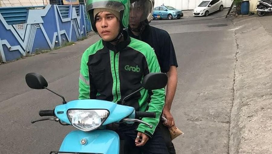 Demi menafkahi keluarganya, putera Deddy Dores, Calvin Dores rela menjadi pengemudi ojek online (ojol).