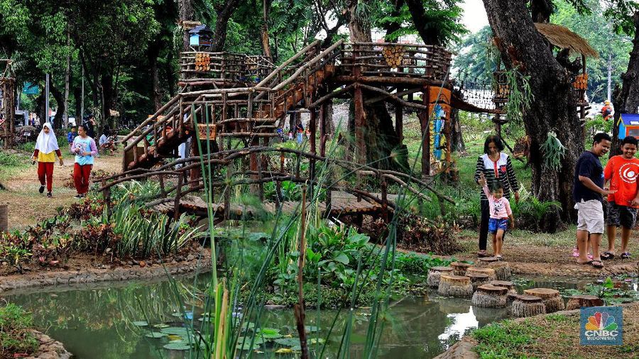 Taman Tomang Rawa Kepa, Jakarta, memberikan fasilitas yang lengkap bagi anak-anak yang bermain di sana.