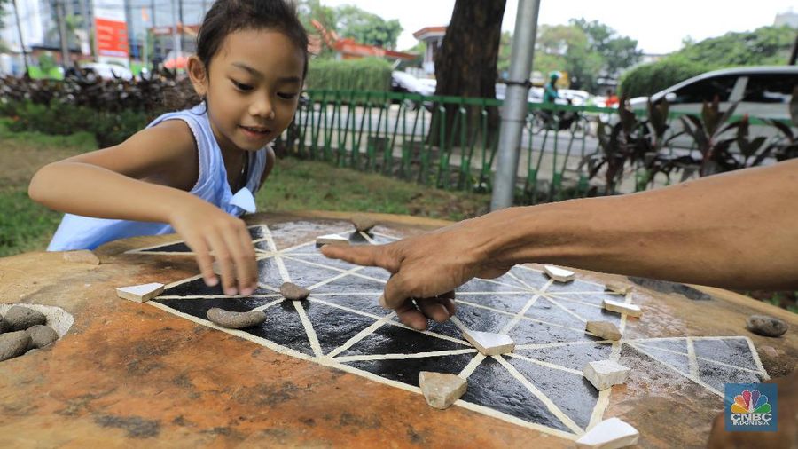 Taman Tomang Rawa Kepa, Jakarta, memberikan fasilitas yang lengkap bagi anak-anak yang bermain di sana.