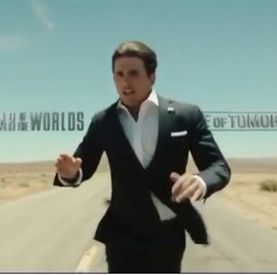 Lagi Syuting MI7, Tom Cruise Diminta Tandatangani Jersey Bola