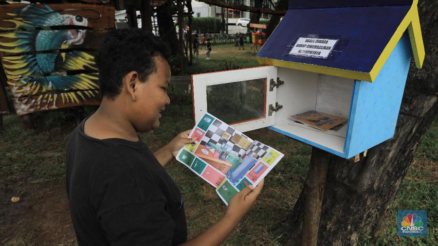 Taman Tomang Rawa Kepa, Jakarta, memberikan fasilitas yang lengkap bagi anak-anak yang bermain di sana.