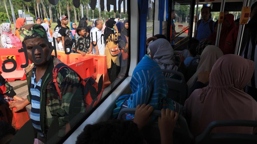 Bus listrik TransJakarta beroperasi selama satu minggu di kawasan Monas, mulai pukul 10.00-18.00 WIB.