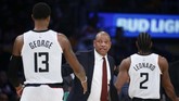 Pelatih LA Clippers, Doc Rivers memberikan instruksi pada Paul George dan Kawhi Leonard. (AP Photo/Ringo H.W. Chiu)