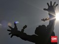 Antusiasme Pelancong Amati Gerhana Matahari di Jakarta