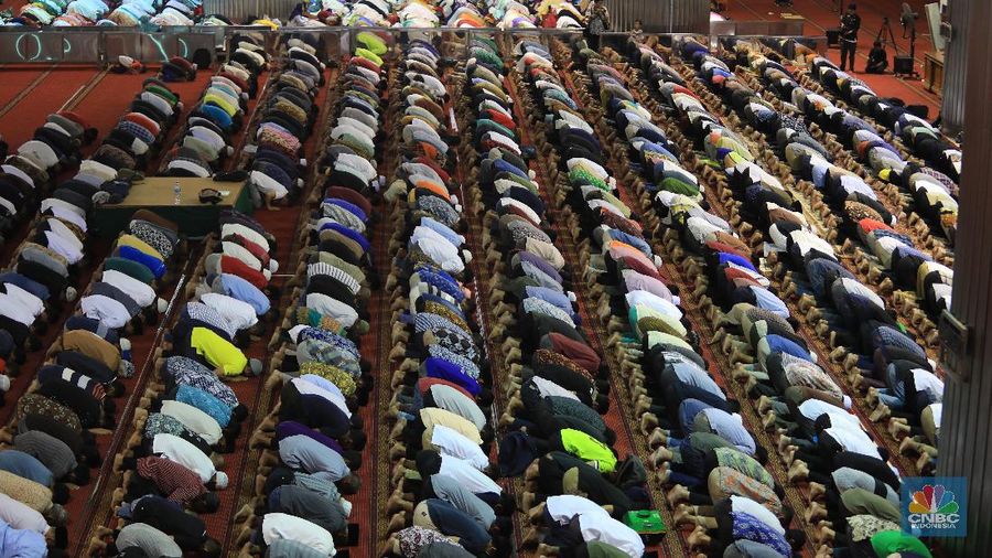 Suasana Sholat Gerhana Berjamaah di Mesjid Istiqlal (CNBC Indonesia/Tri Susilo)