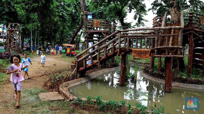 Taman Tomang Rawa Kepa, Jakarta, memberikan fasilitas yang lengkap bagi anak-anak yang bermain di sana.