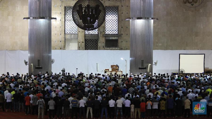 Suasana Sholat Gerhana Berjamaah di Mesjid Istiqlal (CNBC Indonesia/Tri Susilo)