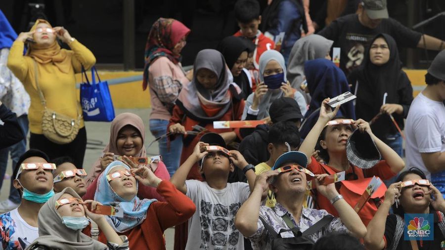 Menikmati Gerhana Matahari Cincin di Planetarium(CNBC Indonesia/Andrean Kristianto)