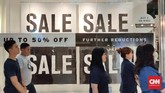 Tidak cuma di kawasan Thamrin, beberapa mal di Kuningan, Kemang, juga menawarkan diskon belanja akhir tahun dan midnight sale hingga 80 persen. (CNNIndonesia/Safir Makki).