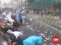Massa Aksi Bela Uighur Salat Asar di Bawah Guyuran Hujan