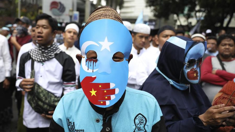 Masyarakat Indonesia melakukan unjuk rasa di depan Kedubes China demi membela Muslim Uighur (AP Photo/Dita Alangkara)