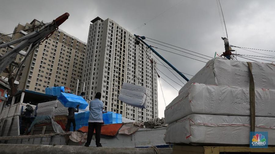 Aktivitas bongkar muat di Pelabuhan Sunda Kelapa, Jakarta Utara, masih normal atau belum mengalami peningkatan signifikan menjelang akhir tahun 2019.