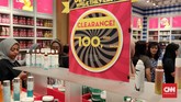 Tidak cuma toko ritel pakaian yang menawarkan diskon akhir tahun, toko perawatan tubuh di kawasan Thamrin, Jakarta Pusat, juga menawarkan potongan harga demi menghabiskan stok lama produk. (CNNIndonesia/Safir Makki).