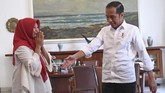 Presiden Jokowi menerima terpidana kasus pelanggaran UU ITE Baiq Nuril Maknun di Istana Bogor, 2 Agustus 2019. Presiden menyaksikan Menkumham Yasonna H Laoly menyerahkan salinan petikan Keppres Amnesti ke Baiq Nuril yang menjadi terpidana padahal merupakan korban dugaan pelecehan. (ANTARA FOTO/Wahyu Putro A)