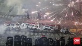 Kericuhan terjadi antara demonstran yang menggelar aksi unjuk rasa dengan aparat kepolisian yang berjaga di sekitar kawasan gedung Bawaslu, Jakarta, 25 Mei 2019. Unjuk rasa dilakukan pascpengumuman penetapan hasil rekapitulasi nasional hasil Pilpres 2019. (CNN Indonesia/Adhi Wicaksono)