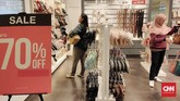 Salah satu toko di kawasan perbelanjaan di Thamrin, Jakarta Pusat, menawarkan diskon belanja akhir tahun hingga 70 persen. (CNNIndonesia/Safir Makki).