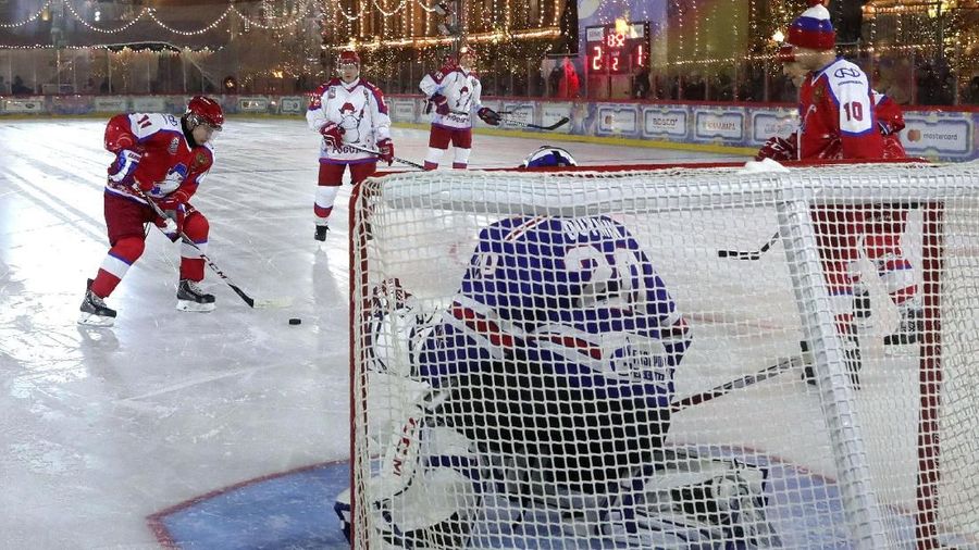 Presiden Rusia Vladimir Putin mengikuti Liga Hoki di sebuah pusat belanja di Lapangan Merah Moskow Rusia, Rabu (25/12/2019).