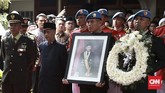 Prosesi penyerahan jenazah Presiden ke-3 RI BJ Habibie kepada Negara dengan upacara militer di rumah duka yang berada di kawasan Kuningan, Jakarta Selatan. Teknokrat itu wafat pada 11 September 2019 setelah menjalani perawatan di RSPAD Gatot Soebroto pascakondisi kesehatannya menurun. (CNN Indonesia/Andry Novelino)
