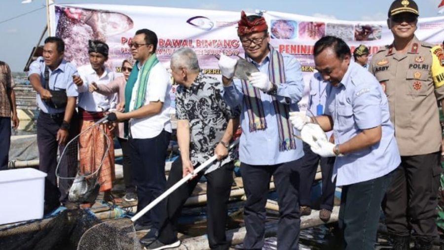 Dalam kunjungannya, Edhy menemui nelayan pembudi daya lobster di kawasan Teluk Jukung, Kecamatan Jerowaru.
