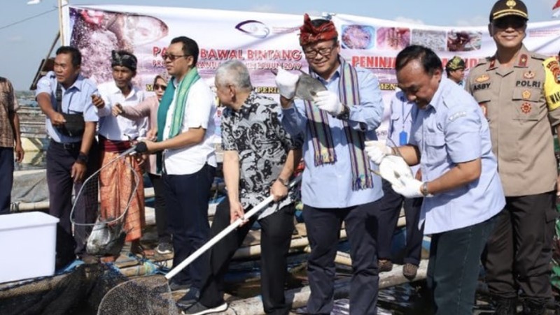 Dalam kunjungannya, Edhy menemui nelayan pembudi daya lobster di kawasan Teluk Jukung, Kecamatan Jerowaru.