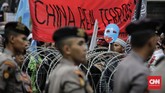 Selain menutup sejumlah ruas jalan, polisi pun memasang barikade kawat berduri mengelililngi Kedubes China saat berlangsung Aksi Bela Uighur. (CNNIndonesia/Adhi Wicaksono)