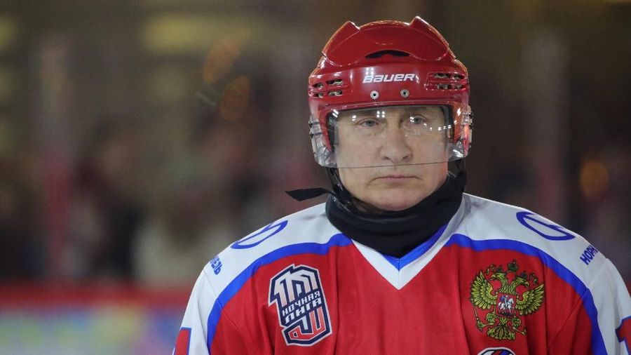 Vladmir Putin Bermain Hockey pada hari natal (AP Photo/ Pool Sputnink Kremlin)