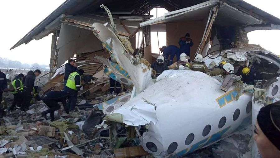 Pesawat Bek Air berisi 100 orang jatuh di dekat Bandara Internasional Almaty, Kazakhstan, Jumat (27/12/2019).