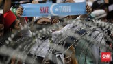 Massa--yang dikomandoi FPI dan PA 212-- melakukan aksi di depan Kedubes China guna mengecam tindakan kekerasan pemerintah China terhadap muslim Uighur, Jakarta, Jumat (27/12). (CNNIndonesia/Adhi Wicaksono)