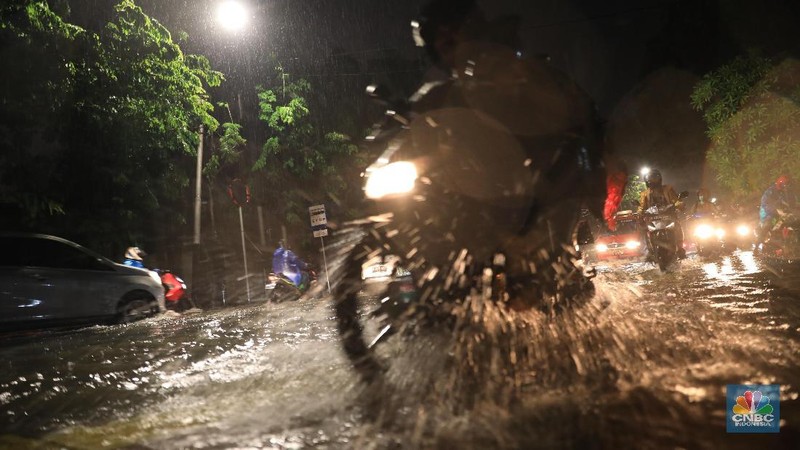 Curah hujan yang tinggi membuat sejumlah wilayah ibu kota tergenang, tak terkecuali kawasan Pelabuhan Sunda Kelapa, Jakarta Utara.