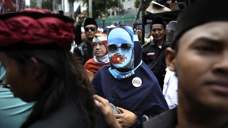 Sejumlah komunitas melakukan unjuk rasa terkait dugaan persekusi dan diskriminasi etnis Uighur di depan Kedubes China, Jumat (27/12/2019).