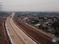 Suasana proyek pembangunan jalan tol Depok-Antasari (Desari) seksi 2 Brigif-Sawangan di Kawasan Krukut, Depok, Jawa Barat, . (CNBC Indonesia/Andrean Kristianto)